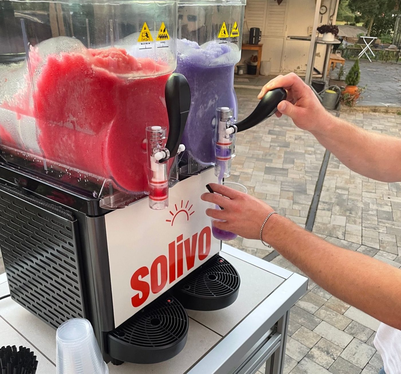 Slush being poured straight from the tap of the solivo machine into a cup