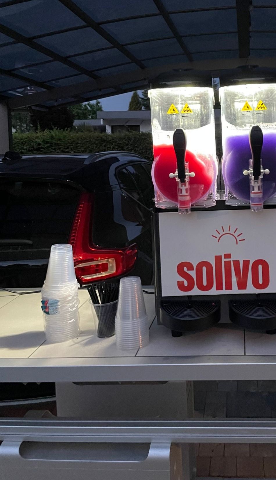 Beleuchteter solivo Slush-Stand am Abend, aufgebaut und bereit für die Gäste